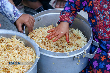 تهیه و توزیع غذای گرم در مناطق محروم به مناسبت ماه محرم توسط طلاب و بسیجیان