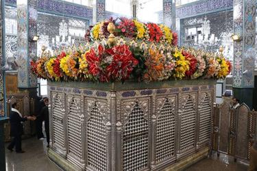 به مناسبت فرارسیدن میلاد باسعادت حضرت زینب سلام الله علیها، حرم آن حضرت با بیش از سی هزار گل اهدایی از سوی بانیان ایرانی، گل‎آرایی شد.