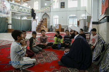 او هر روز برای تعدادی از کودکان روستا کلاس آموزش قرآن کریم را برگزار می کند
